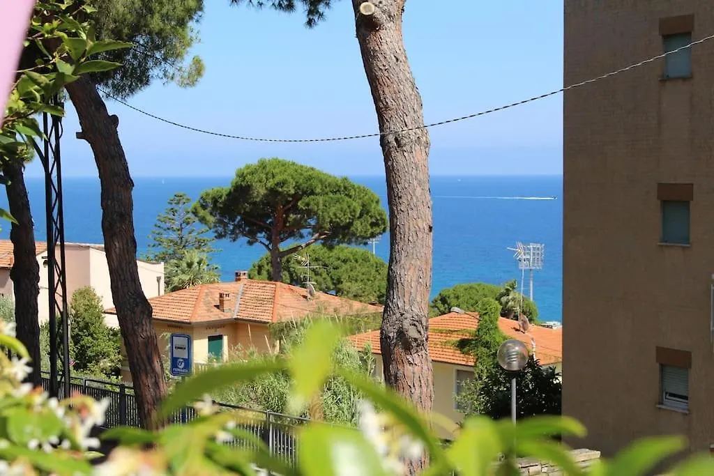 Comodo Con Giardino E Patio Sanremo 0*,  Italy