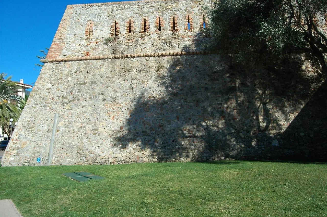 Comodo Con Giardino E Patio Sanremo Italy